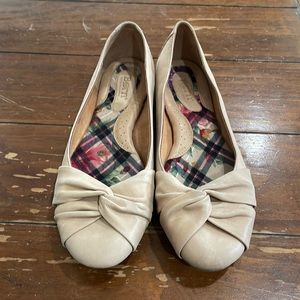 Born tan leather flats (sz 9.5)